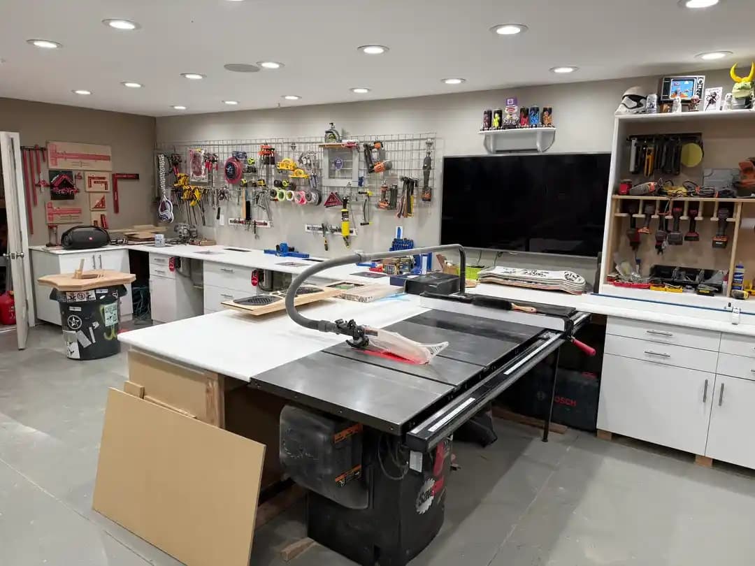 Ahşap Atölyelerinde Toz Temizliği, Çoklu Router Masaları ve Düzenin İş Verimliliğine Etkisi