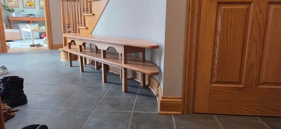 Merdivenlere Uyumlu Kavisli Giriş Bankı Tasarımı ve Kırmızı Meşe İşçiliği
