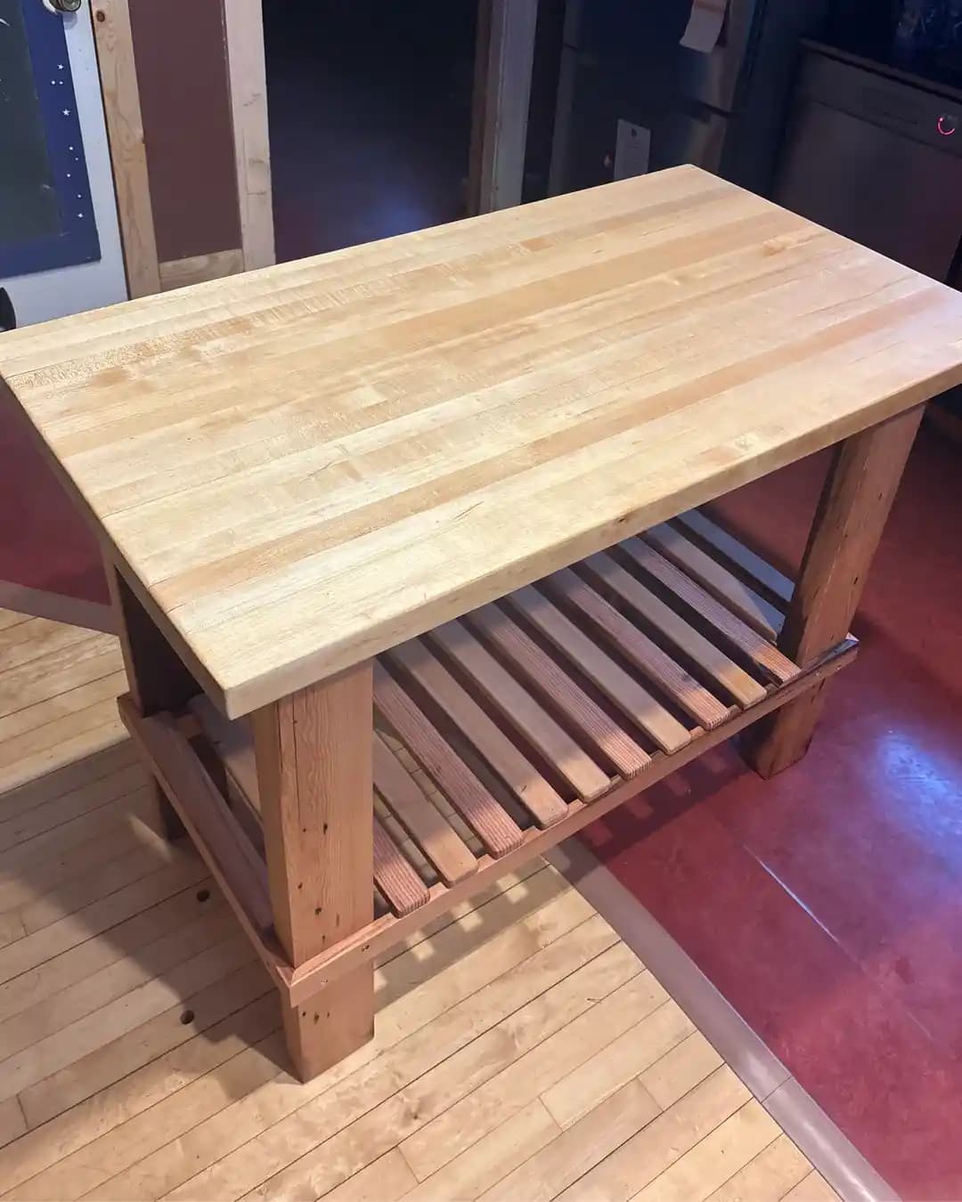 Ahşap İşçiliğinde Masa Yapımı: Malzeme Seçimi, Teknikler ve Geliştirme Önerileri