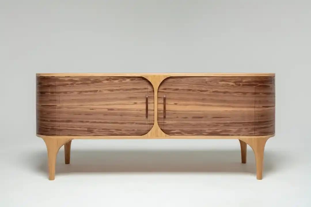 Geleneksel Tekniklerle Tasarlanmış Sağlam ve Estetik Ahşap Ses Konsolu