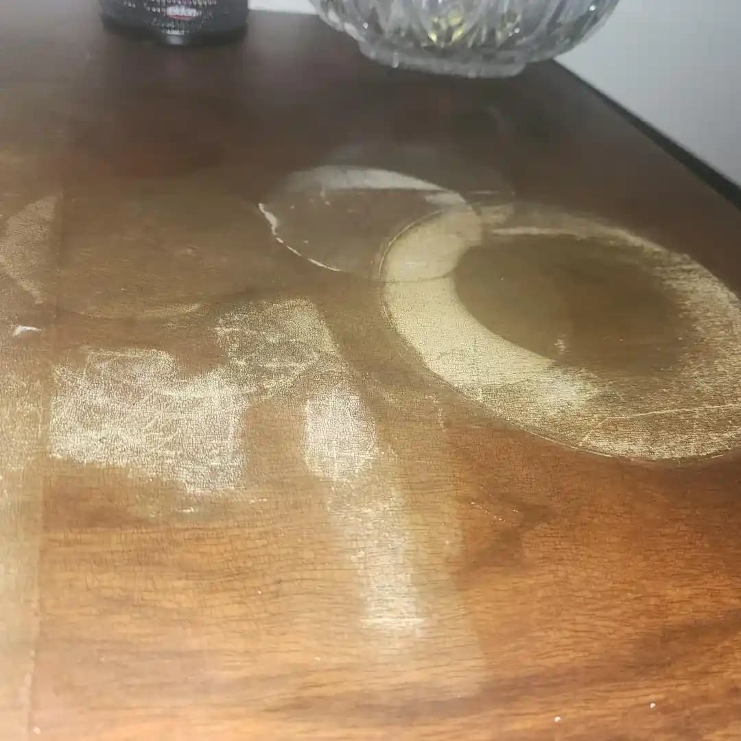 Antika Çekmeceli Dolapların Üst Yüzeyindeki Su Hasarını Giderme Yöntemleri ve Dikkat Edilmesi Gerekenler