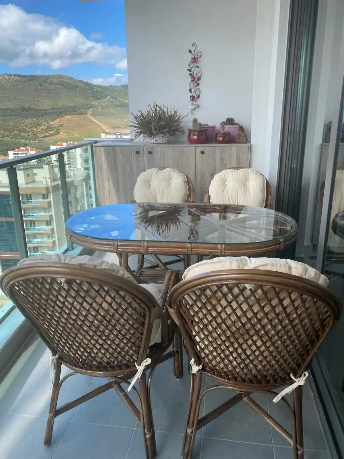 Balkon Dekorasyonunda Masa ve Sandalye Seçimi: Fonksiyonellik ve Estetik İçin İpuçları