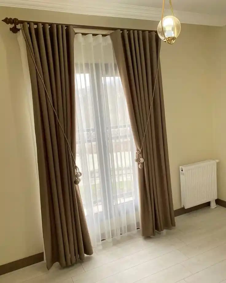 Ev Dekorasyonunda Fon Perde Renkleri Seçim Rehberi ve Stil İpuçları