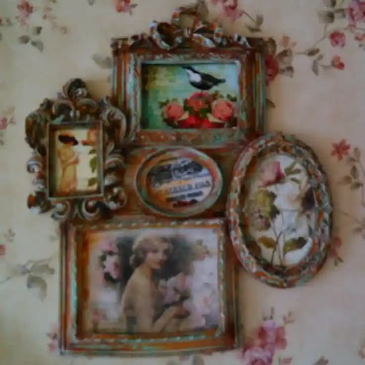 Vintage ve Eski Tarz Çerçevelerle Ev Dekorasyonunda Sıcak Atmosfer Yaratma Rehberi