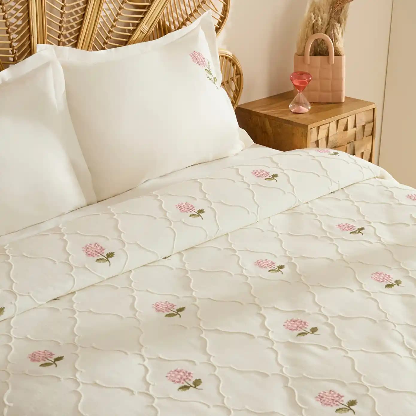 Yatak Pike Takımlarıyla Dekorasyonun İncelikleri ve Uygun Seçim Rehberi