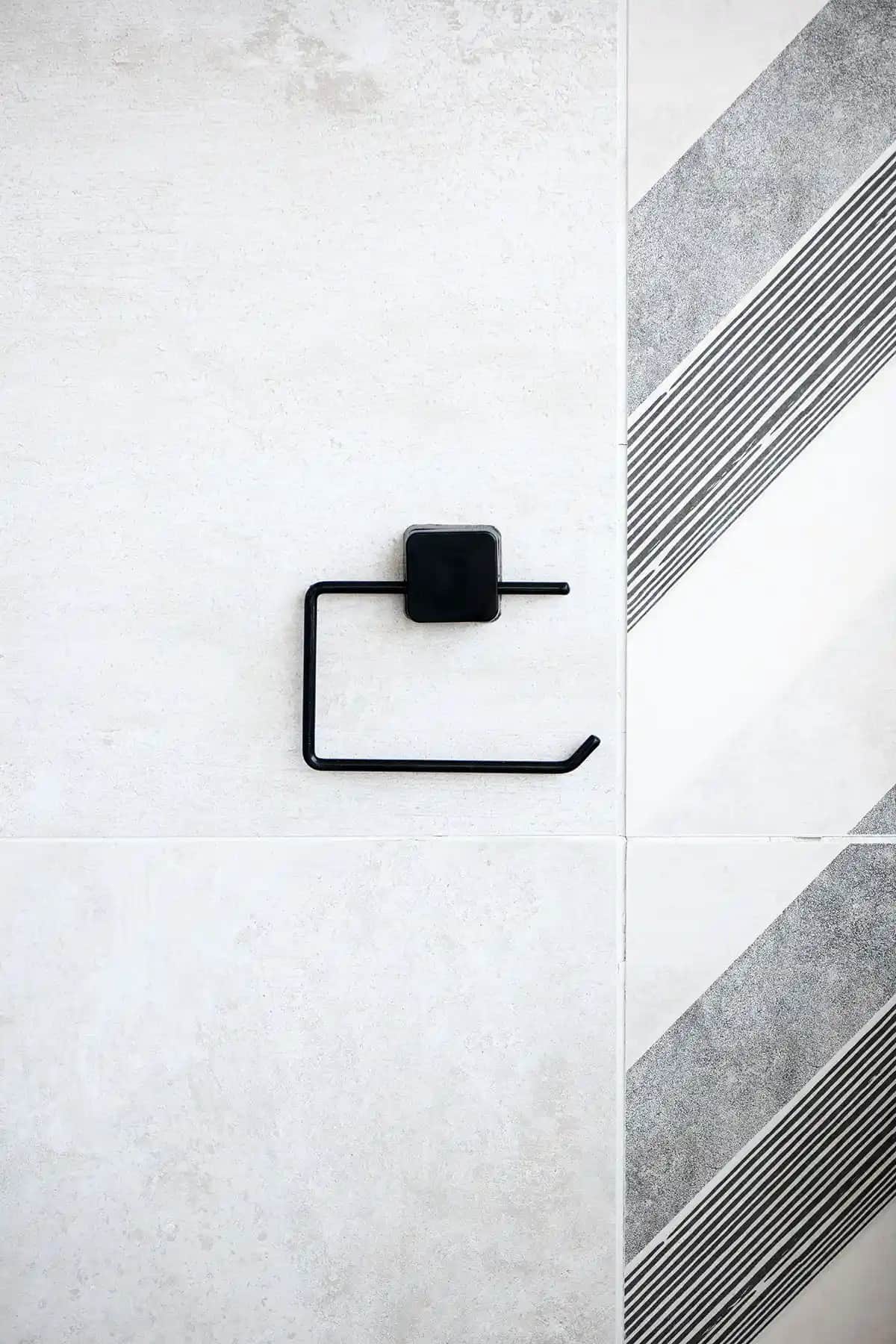 Hagen Yapışkanlı Tuvalet Kağıtlığı: Modern ve Dayanıklı Banyo Aksesuarları